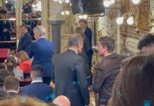 “¿Qué hacés, mucho sol?“: el saludo de Karina Milei a Santiago Caputo en medio de la jura de Adorni