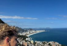 Videos y fotos de las extravagantes vacaciones de Paul Aron en Brasil: recorrió una favela en moto y jugó con monos