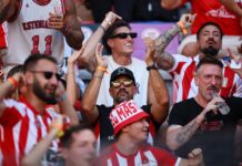 La presencia de Juan Sebastián Verón en la tribuna con los hinchas de Estudiantes en la final ante Racing tras la suspensión que recibió