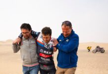 Escalofriante caída en el Rally Dakar: salió despedido de su moto, sufrió una grave lesión y debió ser trasladado en helicóptero en un día accidentado
