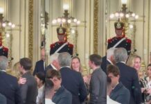 El frío saludo entre Karina Milei y Santiago Caputo en la jura de Mahiques