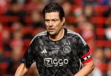 Fue uno de los mejores futbolistas de los 90, brilló en el Ajax, el Barcelona y el Liverpool y vuelve a jugar a los 55 años