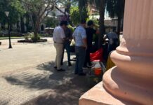 Policías de Misiones exonerados se encadenaron a Casa de Gobierno y piden ser reincorporados a la fuerza