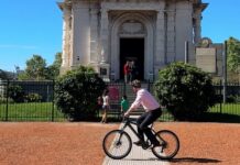 “Soy David Cairns, el nuevo embajador británico”: el diplomático se presentó con un paseo en bici por Buenos Aires