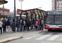 El Gobierno amenaza con quitarles la personería a los gremios de trenes y colectivos si adhieren al paro de mañana