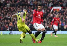 El violento planchazo del Cuti Romero al brasileño Casemiro que le valió la roja directa en el duelo entre Manchester United y Tottenham