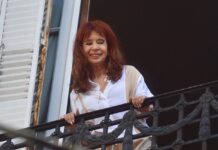 Cristina Kirchner, en vivo: militantes se concentran en San José 1111 en la previa a su declaración en la causa Cuadernos