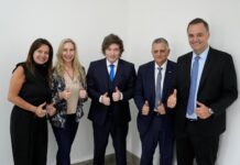 Milei le habla sólo a su tribuna: reduce todo a la defensa de Adorni y malgasta el caso YPF