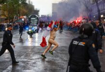 Video: un fanático corrió desnudo adelante del micro del Real Madrid antes del partido ante Bayern Múnich por la Champions