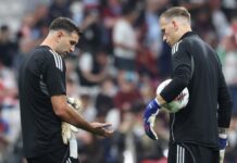 Alerta en la selección argentina: el momento de la lesión que sufrió el Dibu Martínez en un dedo antes de la final del Aston Villa