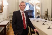 Crearon el cargo de traductor presidencial y desginaron al histórico intérprete de la Cancillería en el puesto