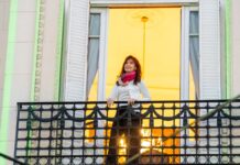 A un año de su detención, Cristina Kirchner salió al balcón de su casa y saludó a la militancia