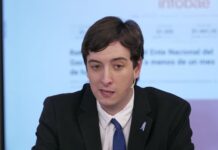 Es abogado, tiene 23 años y su parecido con Néstor Kirchner lo volvió viral