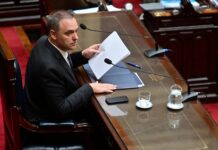 La oposición convocó a una sesión especial en Diputados y busca votos para una moción de censura contra Adorni