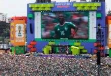 La reacción de un hincha argentino en el Fan Fest de Guadalajara cuando fue abucheado por una multitud de mexicanos